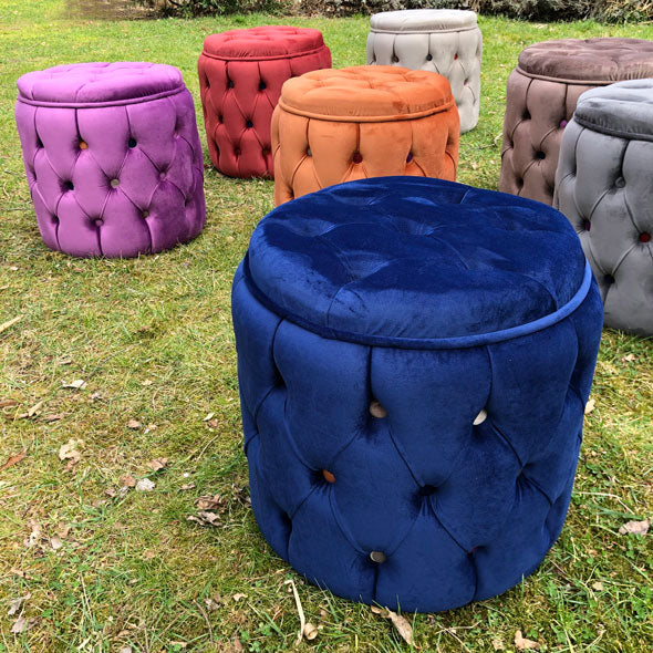 Onde lacivert arkada farkli renklerde kapitone puflar_Different colored quilted poufs with navy blue in the front and other colors at the back
