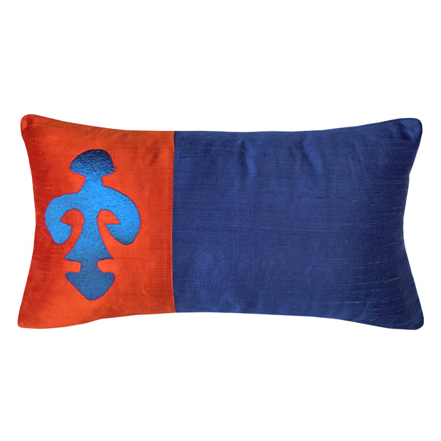 Elibelinde motifi Nigde Taspinar kiliminden turuncu mavi ipek bel yastigi_Orange and blue lumbar cushion with hands on hips motif