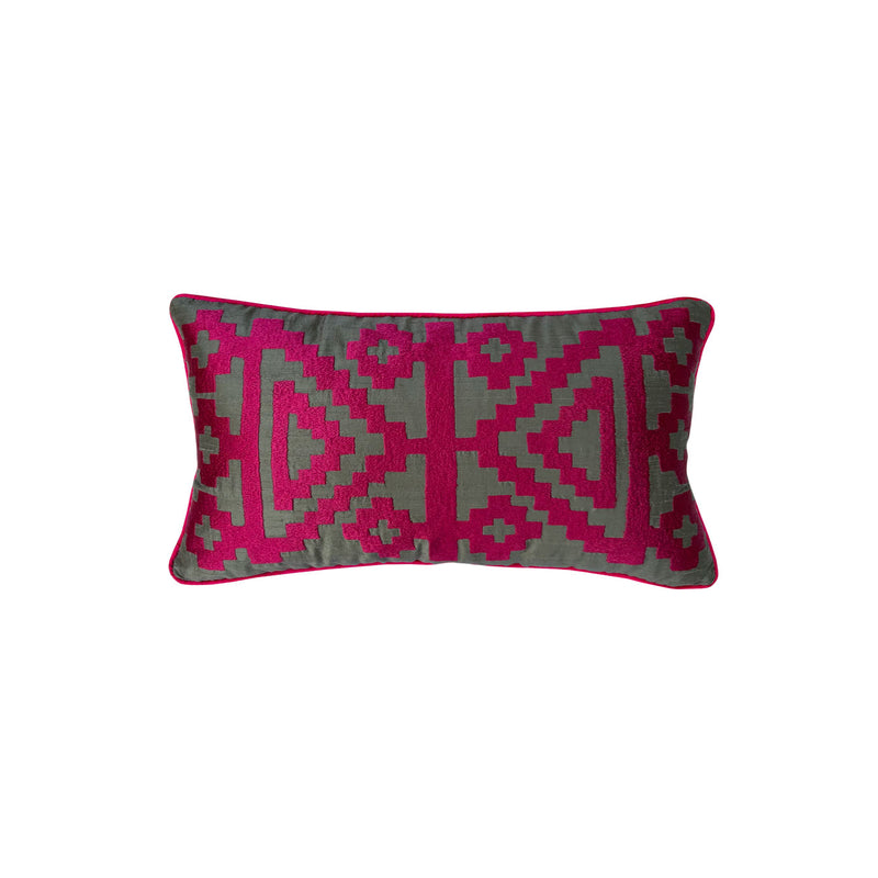 Sacbagi motifi bir Konya kiliminden olan Anadolu Motifli ipek kirlent_Silk cushion with hair band motif from a Turkish rug