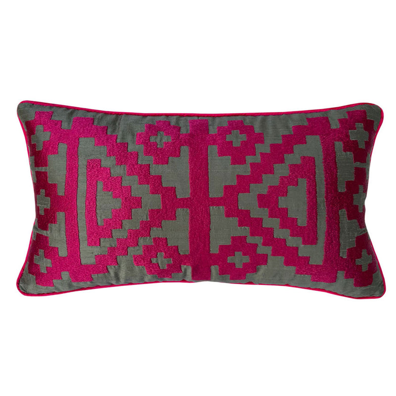 Sacbagi motifi bir Konya kiliminden olan Anadolu Motifli ipek kirlent_Silk cushion with hair band motif from a Turkish rug