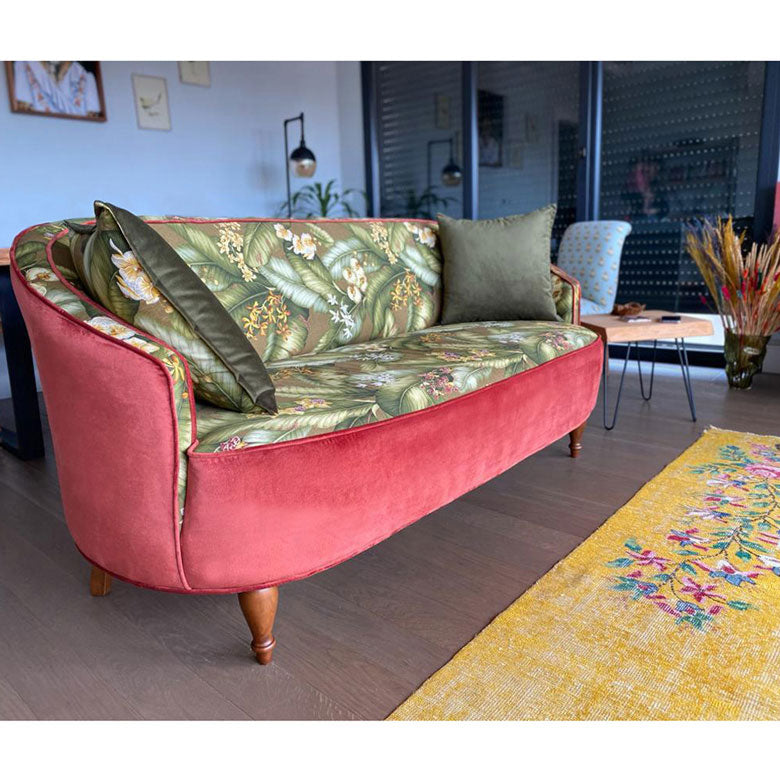 Salonda yaprak desenli alti ve sirti kizil renk kanepe_Leaf patterned sofa with pale red bottom and back