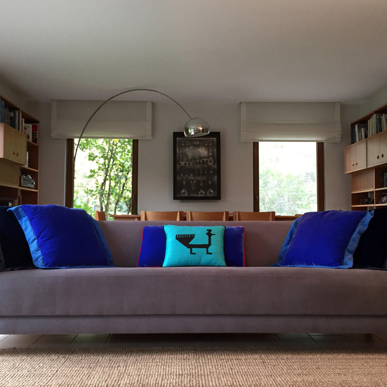 Salondaki kanepede mavi tonlarinda desenli ipek ve ipek kadife kirlentler_Patterned silk and silk velvet cushions in blue tones on the sofa in the living room