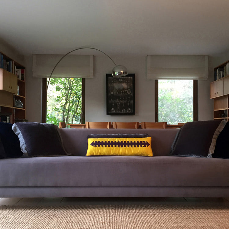 Salondaki gri uzun kanepede lacivert ve fume kadife ile hayat agaci desenli sari ipek yastiklar_Navy blue and dark grey velvet and purple tree patterned yellow silk pillows on the gray long sofa