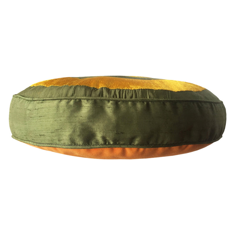 Sari yesil renklerde nakisli dairesel yastigin yan gorunusu_Side view of a round cushion in yellow and green colors