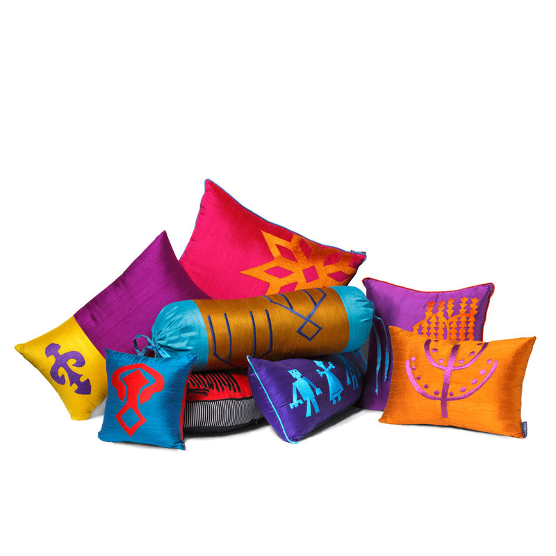 Sekiz boyda farkli sekillerde tasarim odullu ipek yastik serisi_Design awarded silk cushion series in different shapes and eight sizes