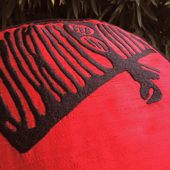 Siyah kus nakisli kirmizi ipek santuk yastigin yakindan gorunusu_Close up view of black bird embroidered red slubbed silk pillow_kissen_coussin
