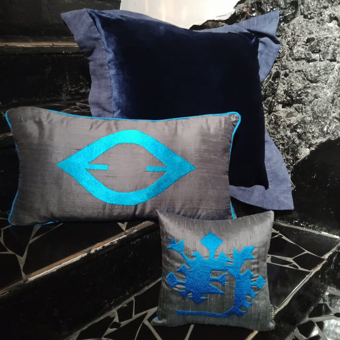 Siyah merdivende mavi gri lacivert tonlarda Anadolu Motifli ipek kirlentler_Anatolian Motif silk pillows in blue navy blue grey tones on the black stairs_kissen_coussin