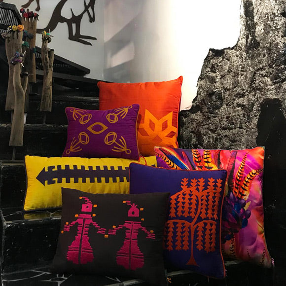 Siyah merdivende sari mor turuncu tonlarinda desenli ipek yastiklar_Patterned silk pillows in yellow purple orange tones on the black stairs