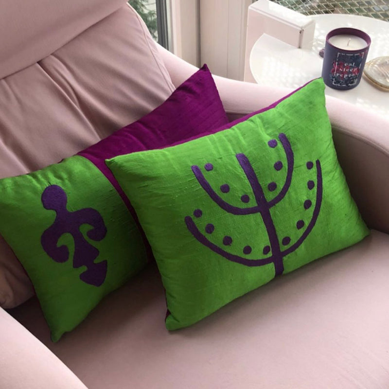 Soluk pembe koltukta canli fistik yesili ve mor Anadolu Motifli ipek yastiklar_Vibrant lime green and fuchsia silk cushions on a pale pink armchair