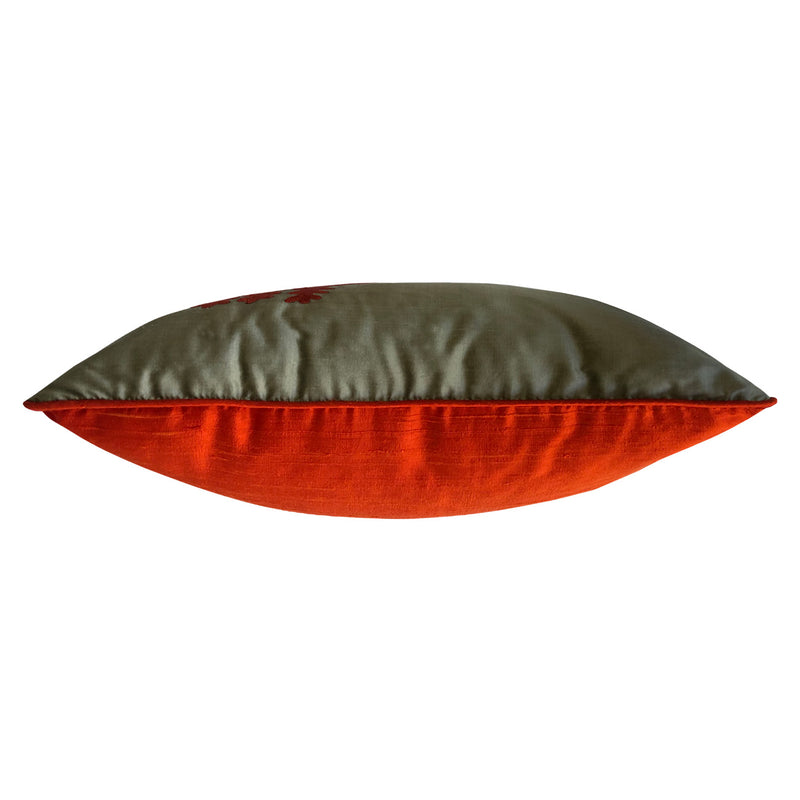 Turuncu ve gri tonlarinda nakisli ipek kirlent_Top view of silk cushion in orange and gray color tones_kissen_coussin