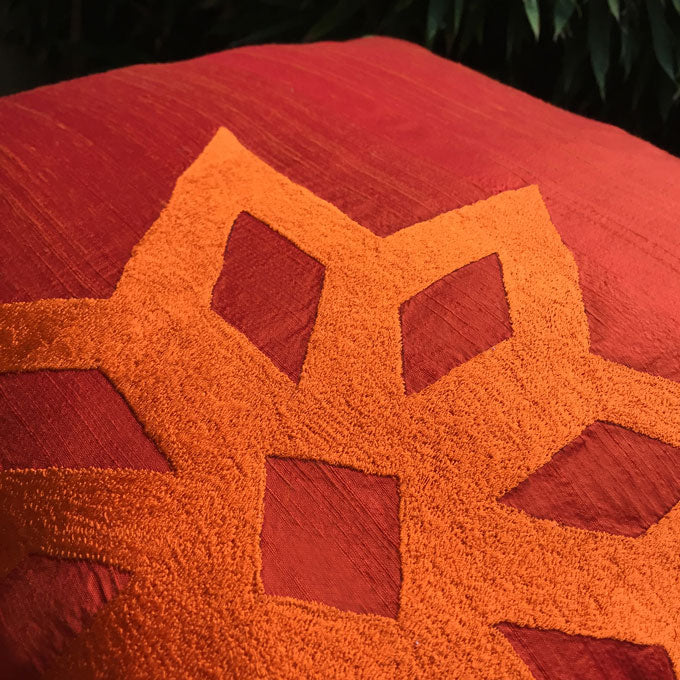 Turuncu yildiz nakisli ipek santuk yastigin yakindan gorunusu_Close up view of orange star motif embroidered slubbed silk pillow_kissen_coussin