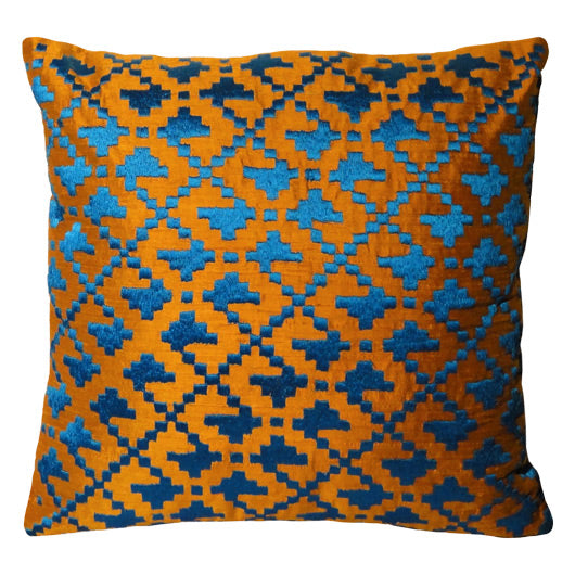 Uzakdogu Yin Yang motifinin Anadoludaki sekli olan ask ve birlesim motifli kirlent_Cushion with motif as an Anatolian interpretation of the Far Esatern Ying Yang pattern