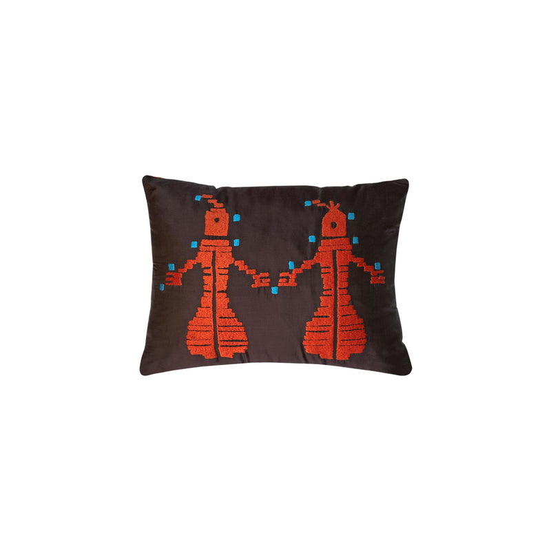 Uzayliya benzeyen insan motifleri islenmis ipek yastik_Embroidered silk cushion with human motifs resembling aliens