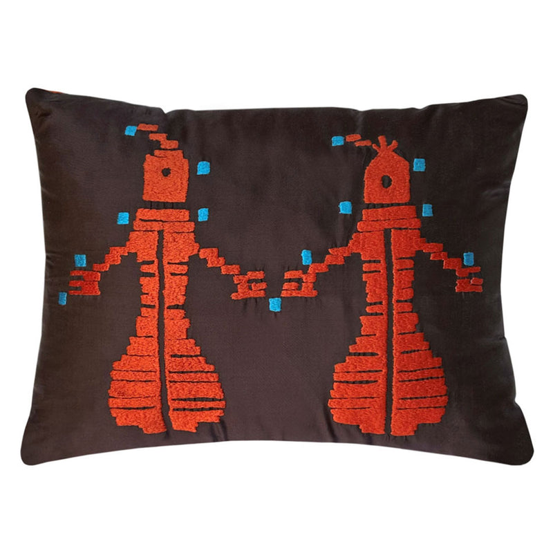 Uzayliya benzeyen insan motifleri islenmis ipek yastik_Embroidered silk cushion with human motifs resembling aliens
