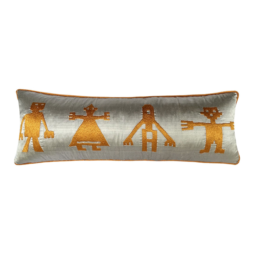 Yan yana dizilmis dort insan motifi nakisli ipek yastik_Silk cushion with four human motifs embroidered side by side_kissen_coussin