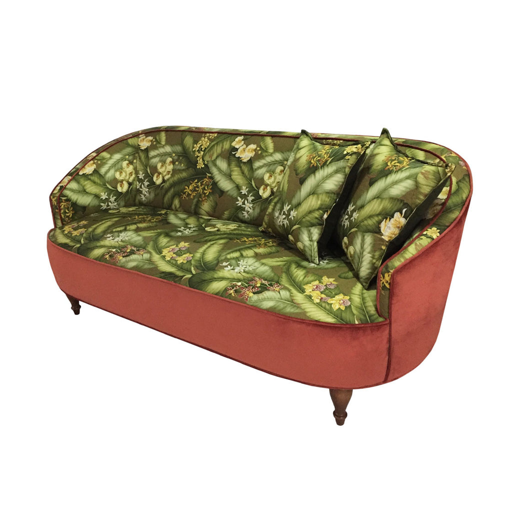 Yaprak desenli iki yastikli cevresi kizil kadife kanepe_Leaf patterned sofa with pale red velvet sides