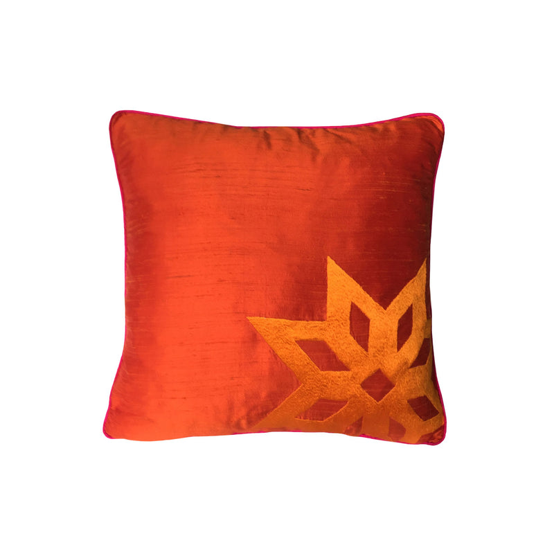 Yildiz motifi bir Manastir halisindan alinma ipek yastik_Silk cushion with star motif taken from a carpet_kissen_coussin