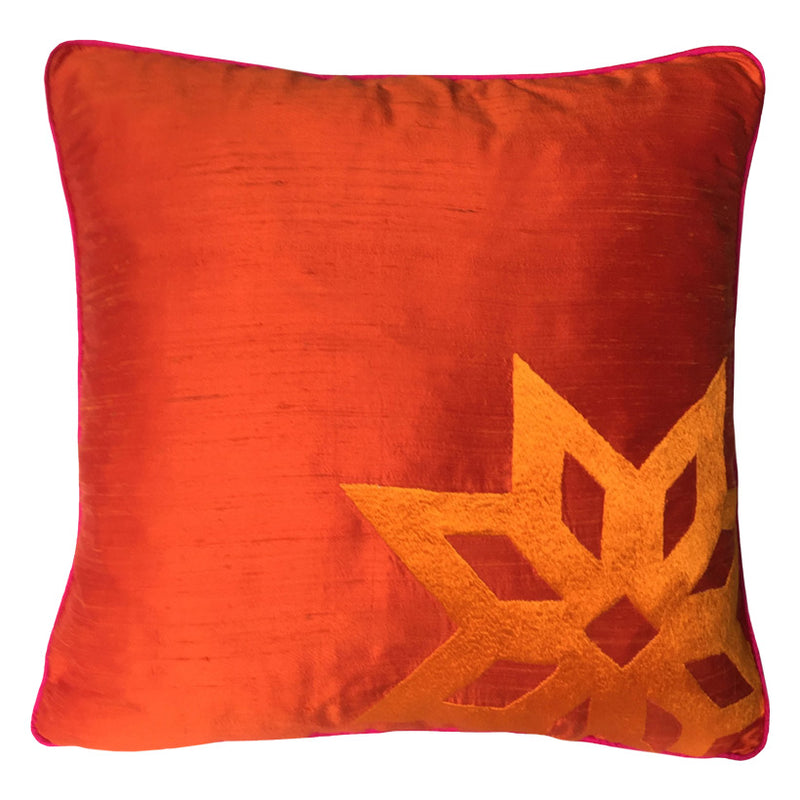 Yildiz motifi bir Manastir halisindan alinma ipek yastik_Silk cushion with star motif taken from a carpet_kissen_coussin