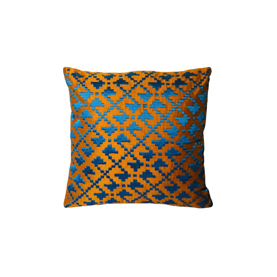 Uzakdogu Yin Yang motifinin Anadoludaki sekli olan ask ve birlesim motifli kirlent_Cushion with motif as an Anatolian interpretation of the Far Esatern Ying Yang pattern